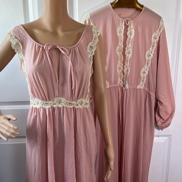 Gilead Other - Vtg 1960s dusty pink GILEAD lace night gown 2 pieces dress and robe coquette M